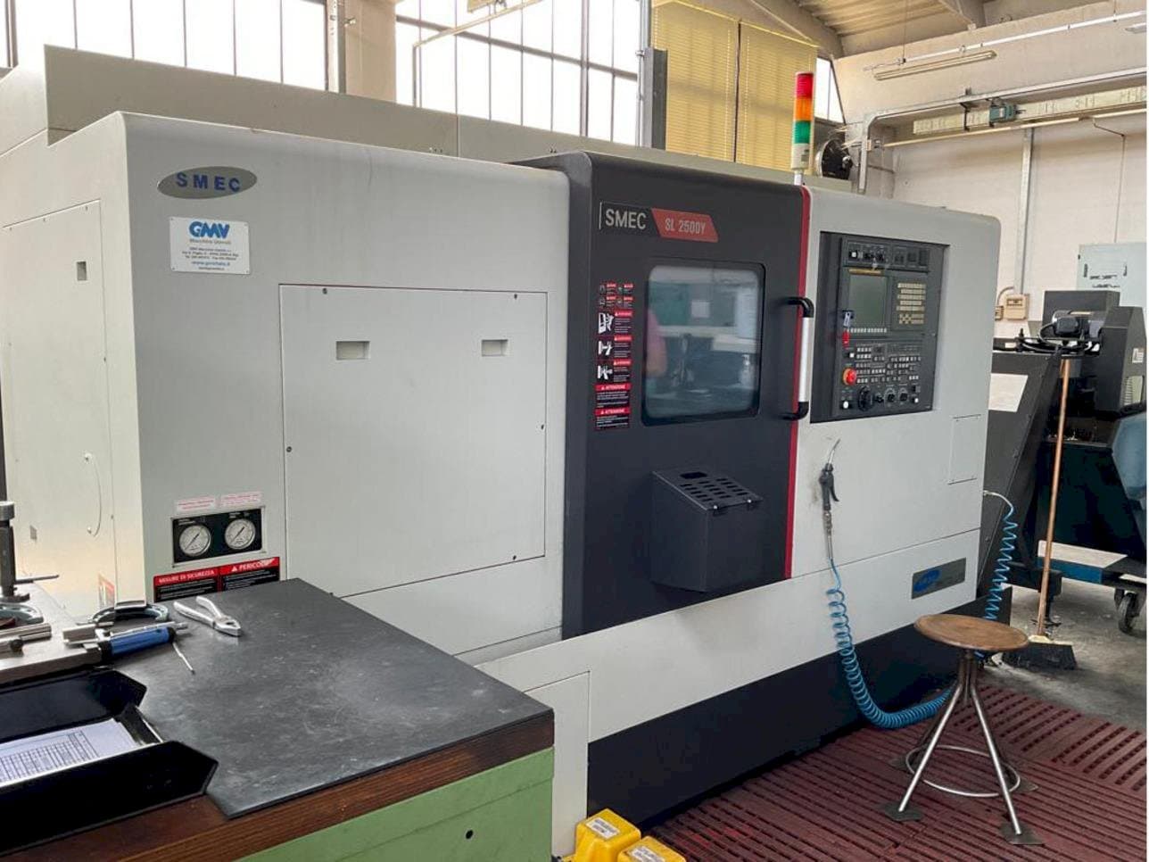 Вид станка SMEC SL-2500Y  спереди