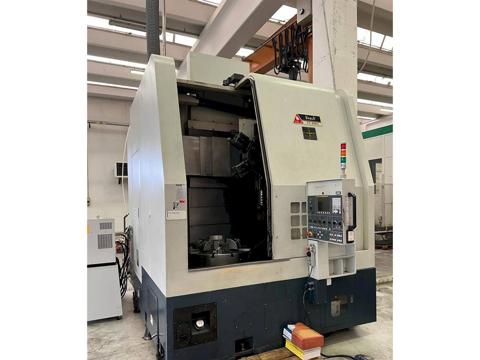 Вид станка YOU JI YV-800A  спереди
