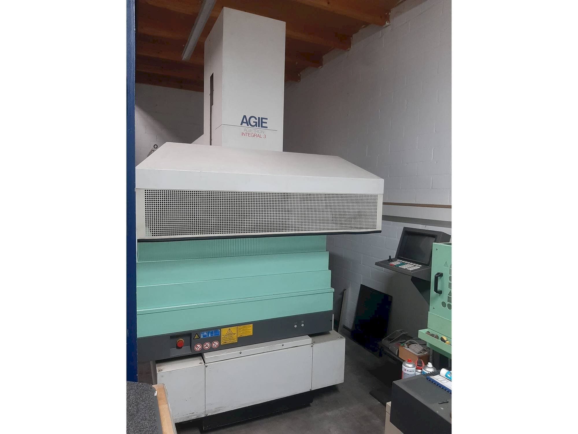 Вид станка AGIE Agietron Integral 3  спереди