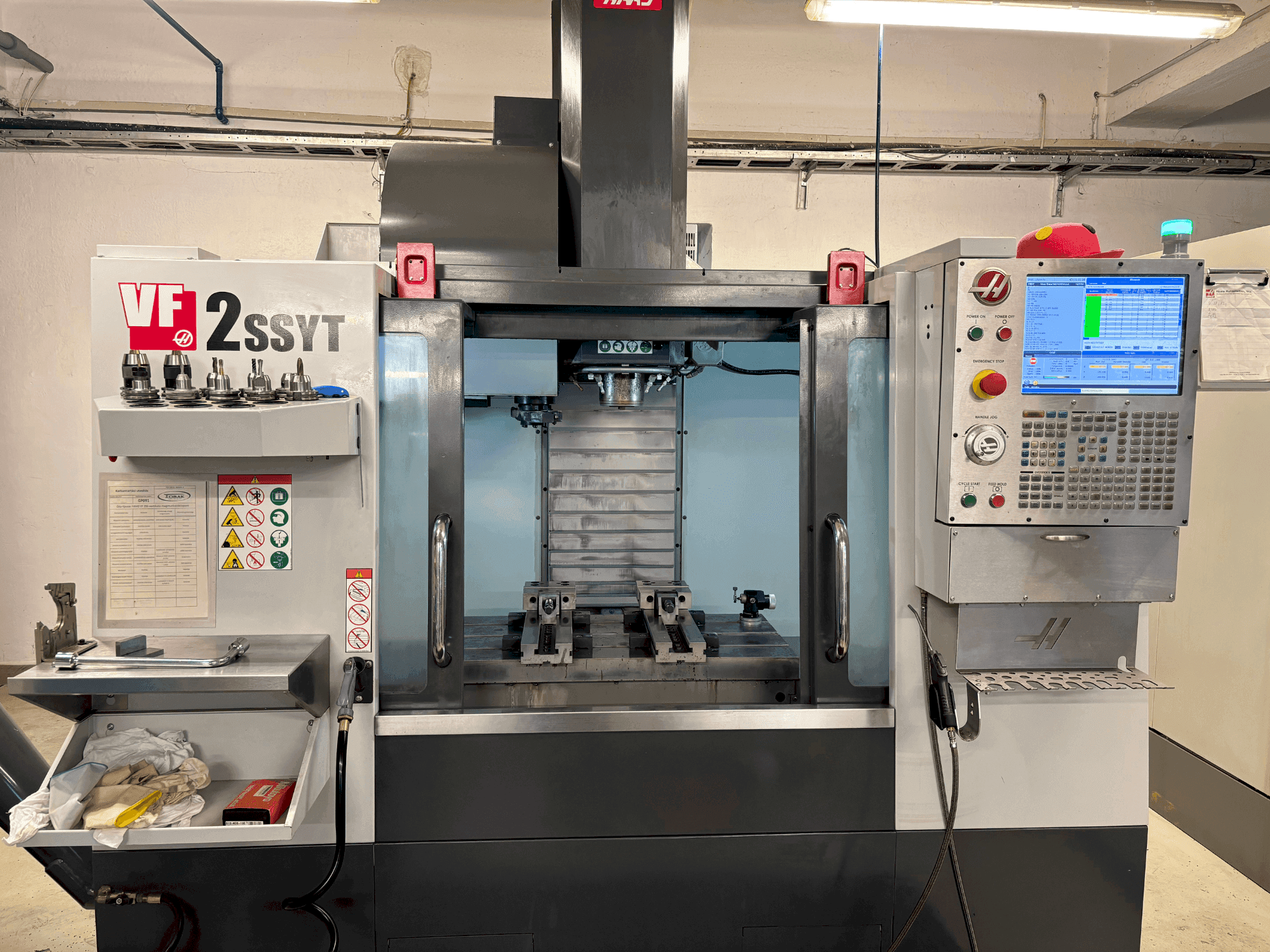 Вид станка HAAS HAAS VF-2SSYT  спереди