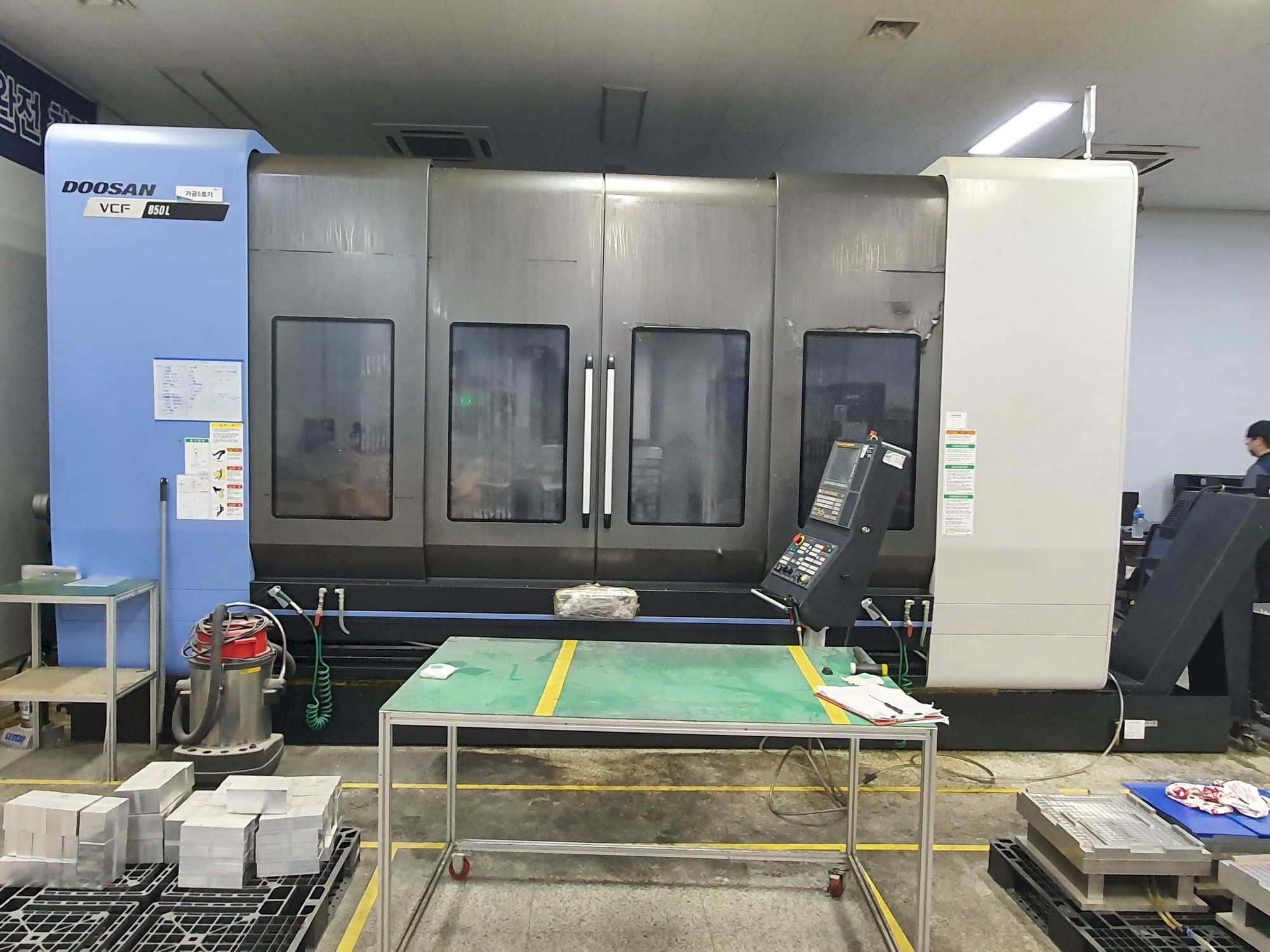 Вид станка Doosan VCF850L  спереди