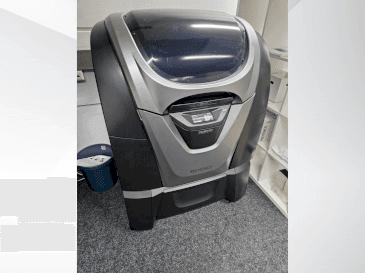 Вид станка KEYENCE Agilista 3200 W  спереди
