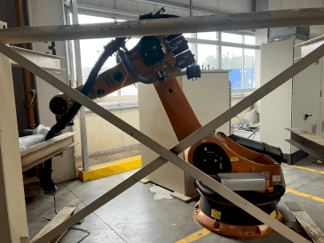 Вид станка KUKA KR-240-2  спереди
