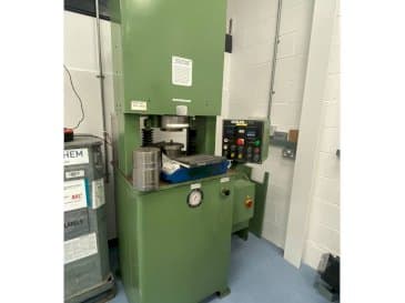 Вид станка Extrude Hone Vector Series  спереди