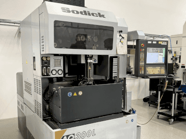 Вид станка Sodick AQ300L  спереди