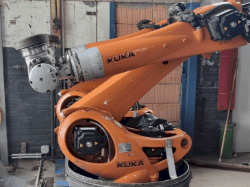 Вид станка KUKA KR 90 R3100 extra C-F-HP  спереди