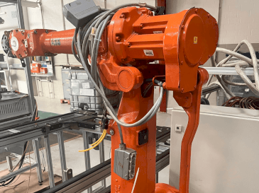 Вид станка ABB IRB 2400 M2004  спереди