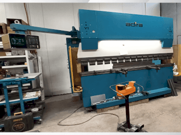 Вид станка ADIRA QIH-11030 DNC CR  спереди