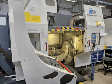 Вид  станка KOVOSVIT MAS MCU 630V-5X  сбоку