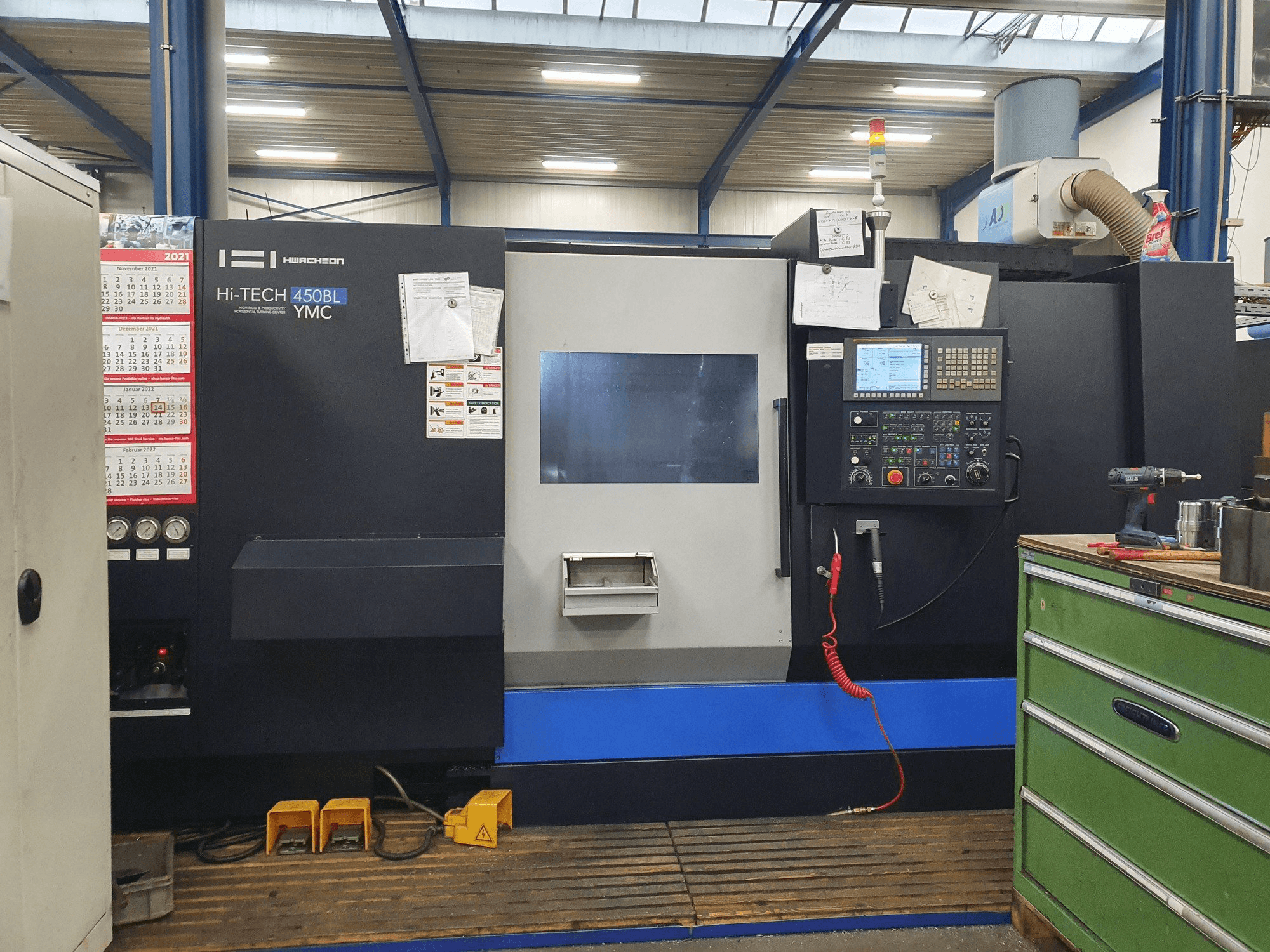 Вид станка HWACHEON HI-TECH 450BL YMC спереди