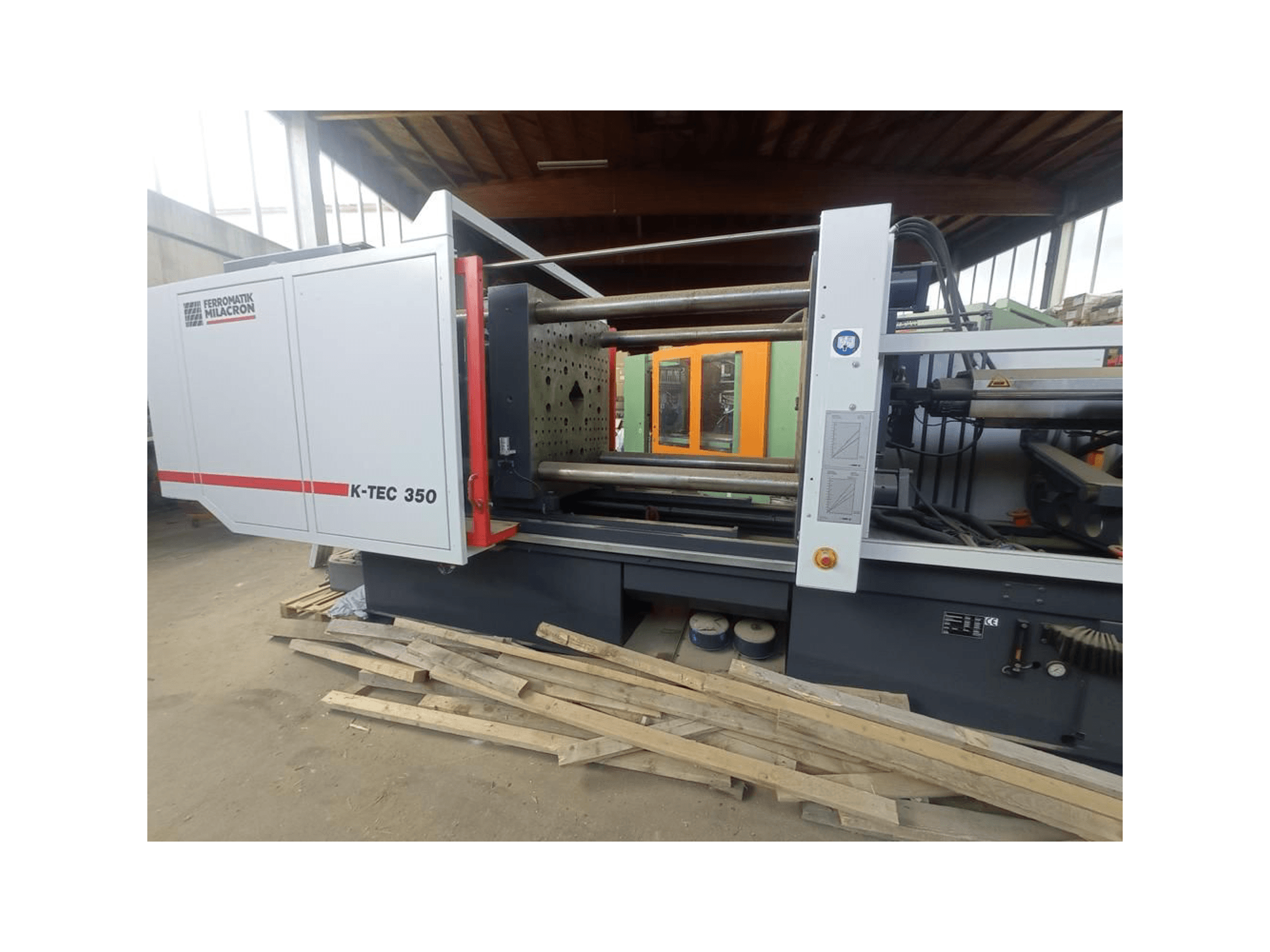 K-TEC 350 от Ferromatik Milacron, вид сбоку, демонстрирует сложные механизмы и элементы управления.