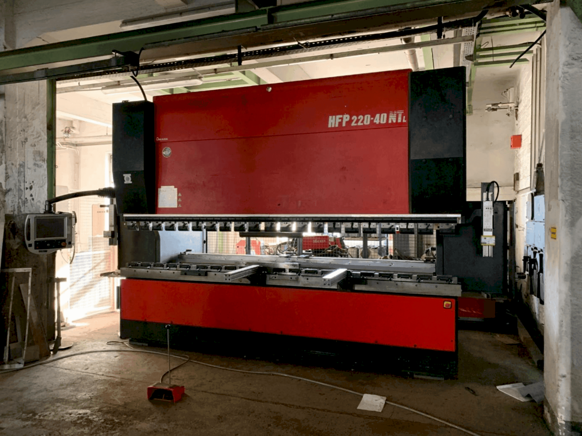 Вид станка AMADA HFP NT 220-4L спереди