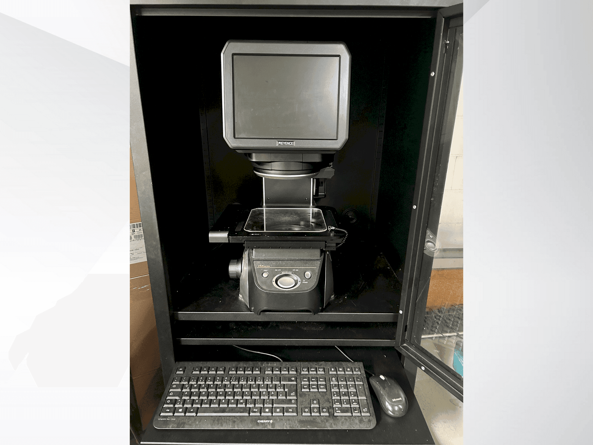 Вид станка KEYENCE IM 7020 спереди