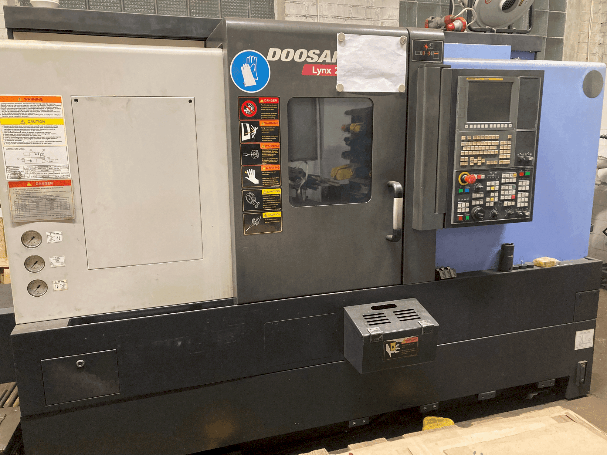 Вид станка DOOSAN LYNX220LSYA спереди