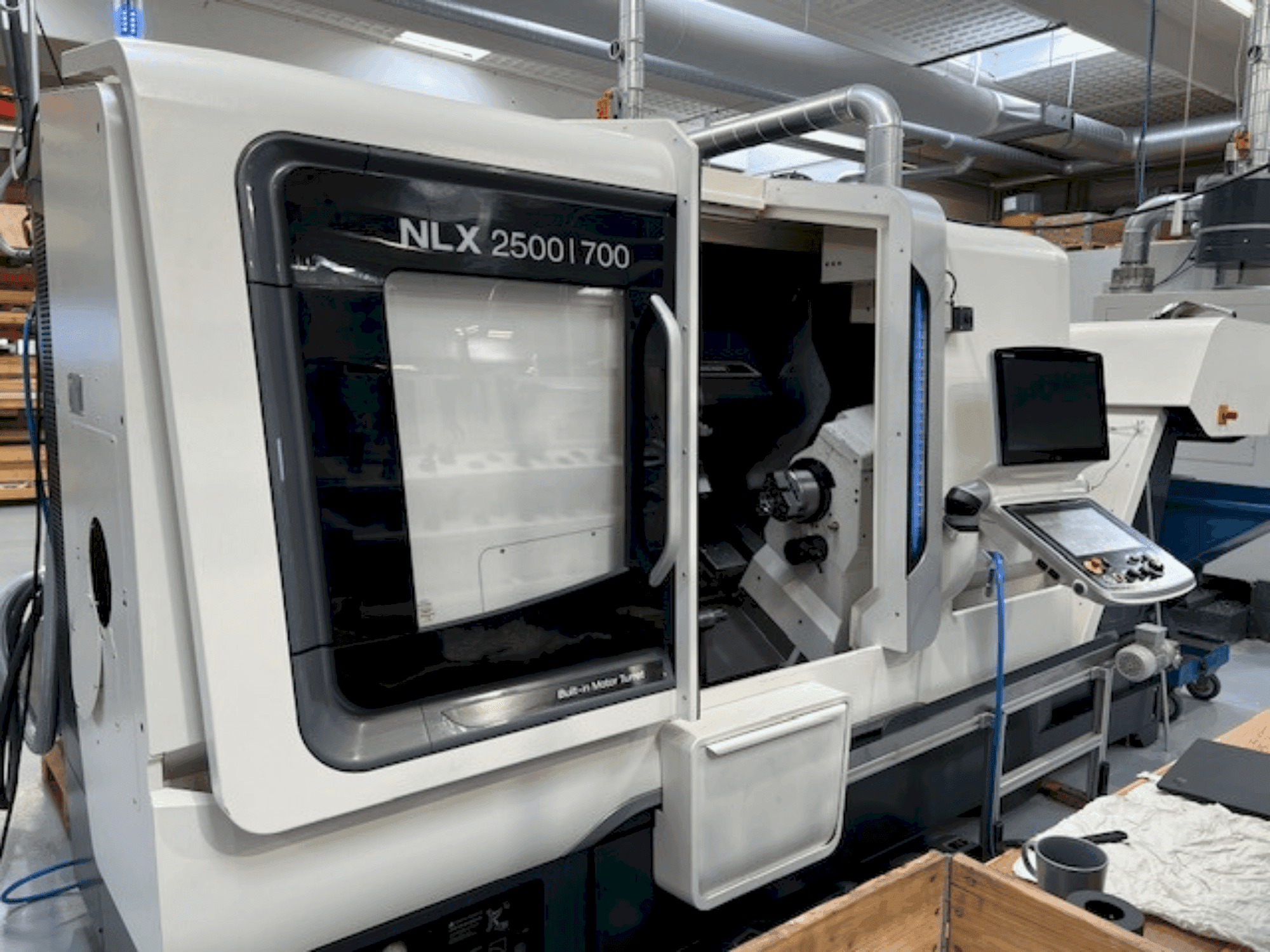 Вид станка DMG MORI NLX2500SY/700 спереди