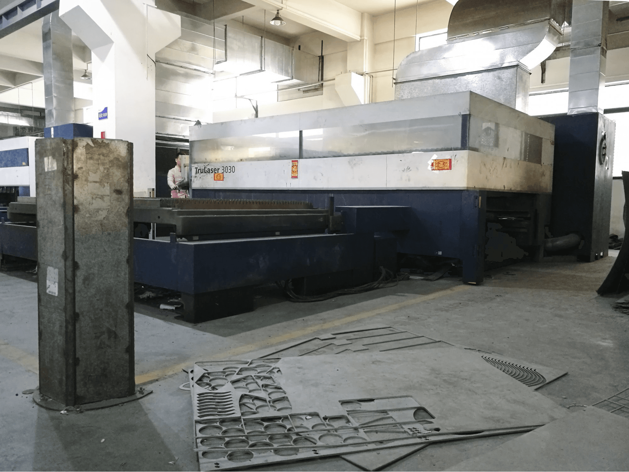 Left view of Trumpf TruLaser 3030 machine