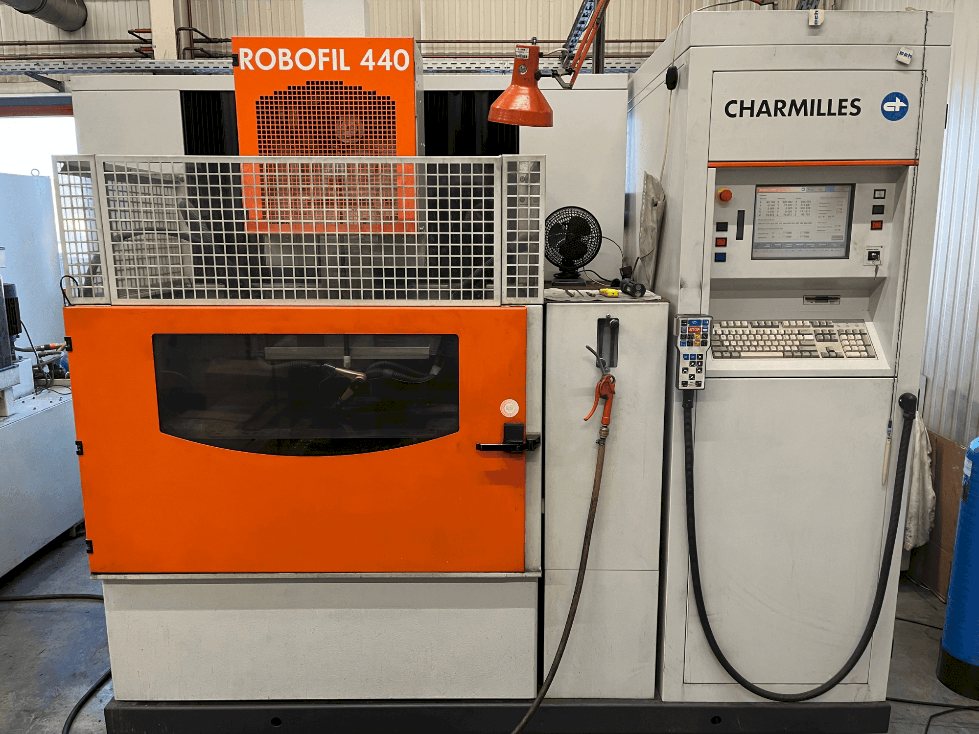Вид станка CHARMILLES Robofil 440 спереди