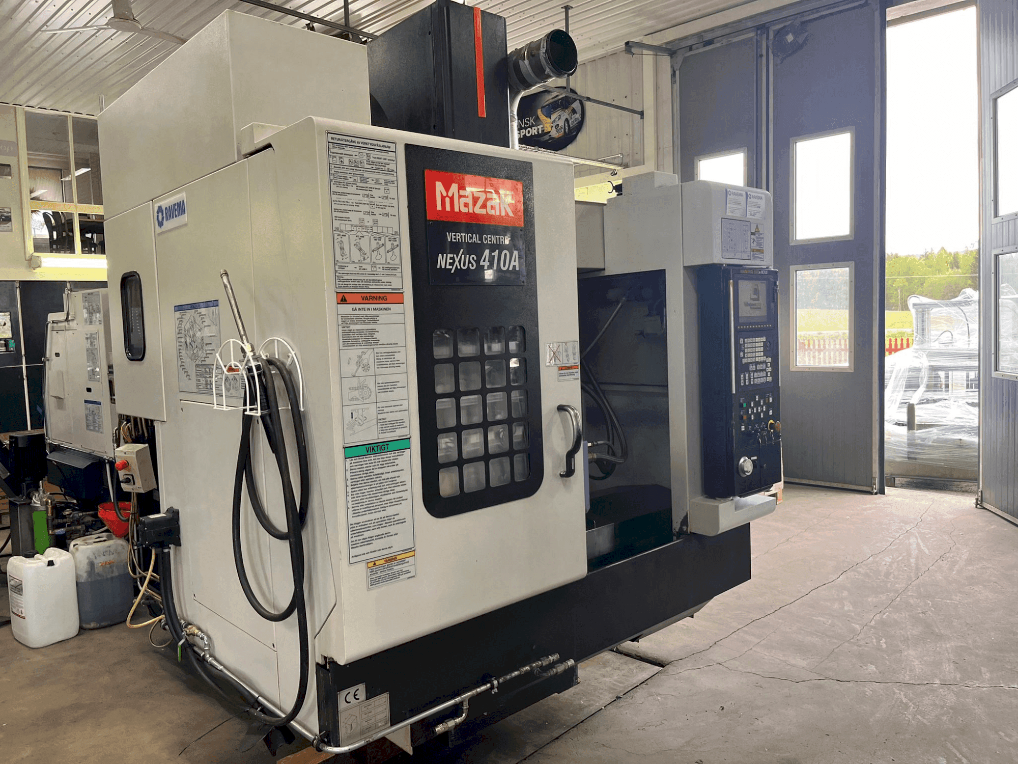 Вид станка Mazak VCN-410A спереди