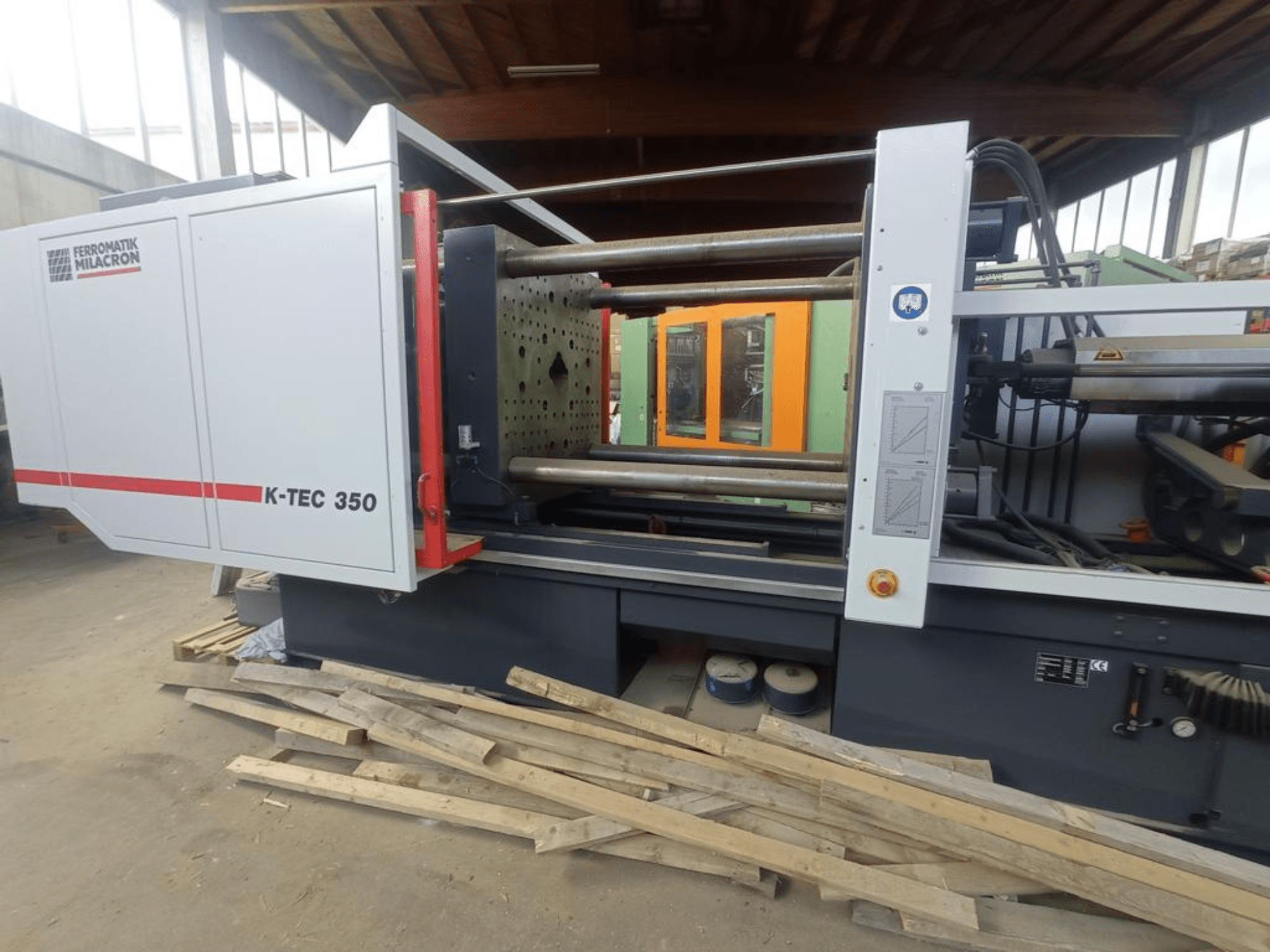Станок для лазерной резки Prima Power Laser Genius+ 1530, вид сбоку, с подробным изображением компонентов и элементов управления.
