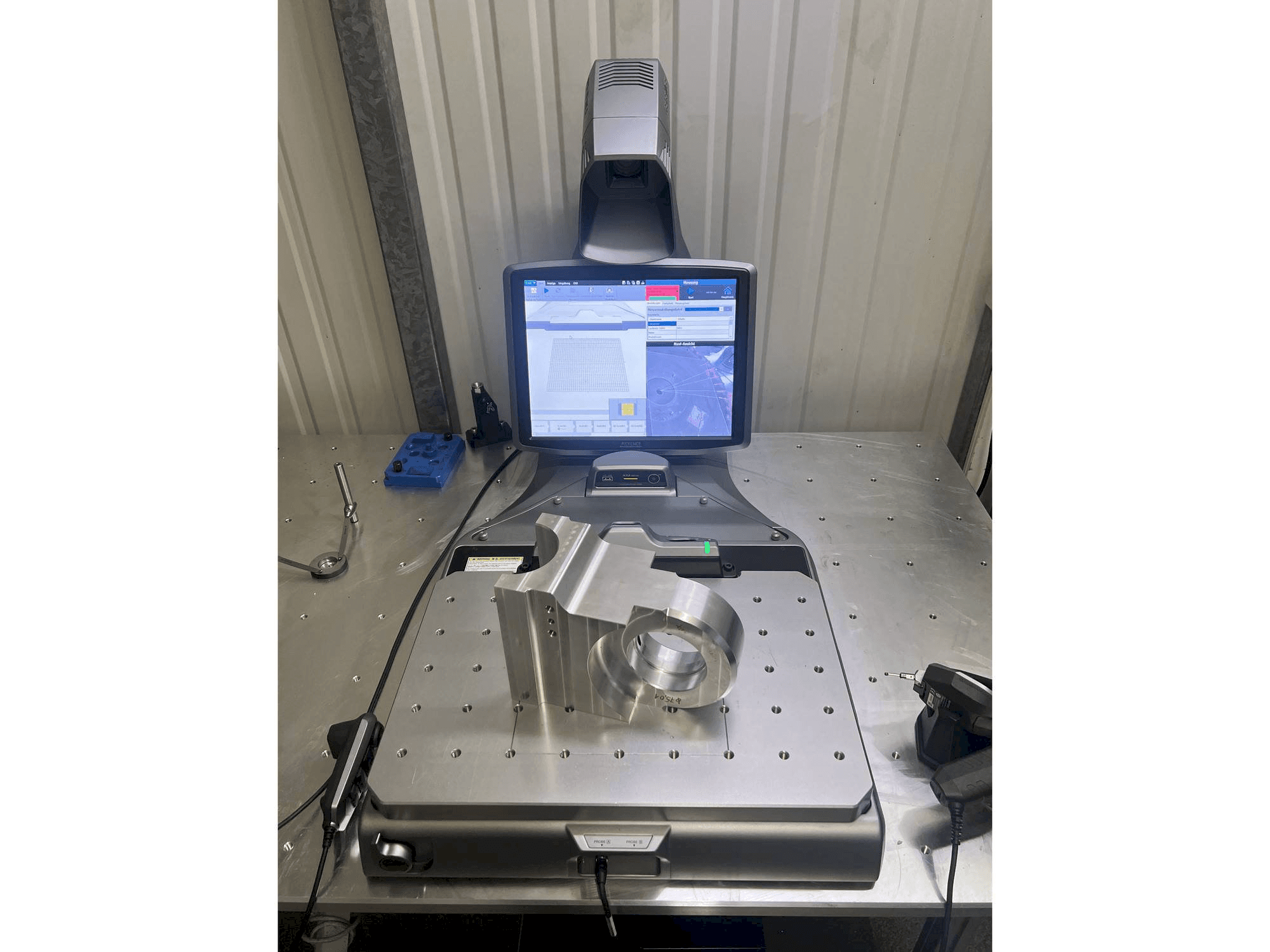 Вид станка KEYENCE XM-C1000 спереди