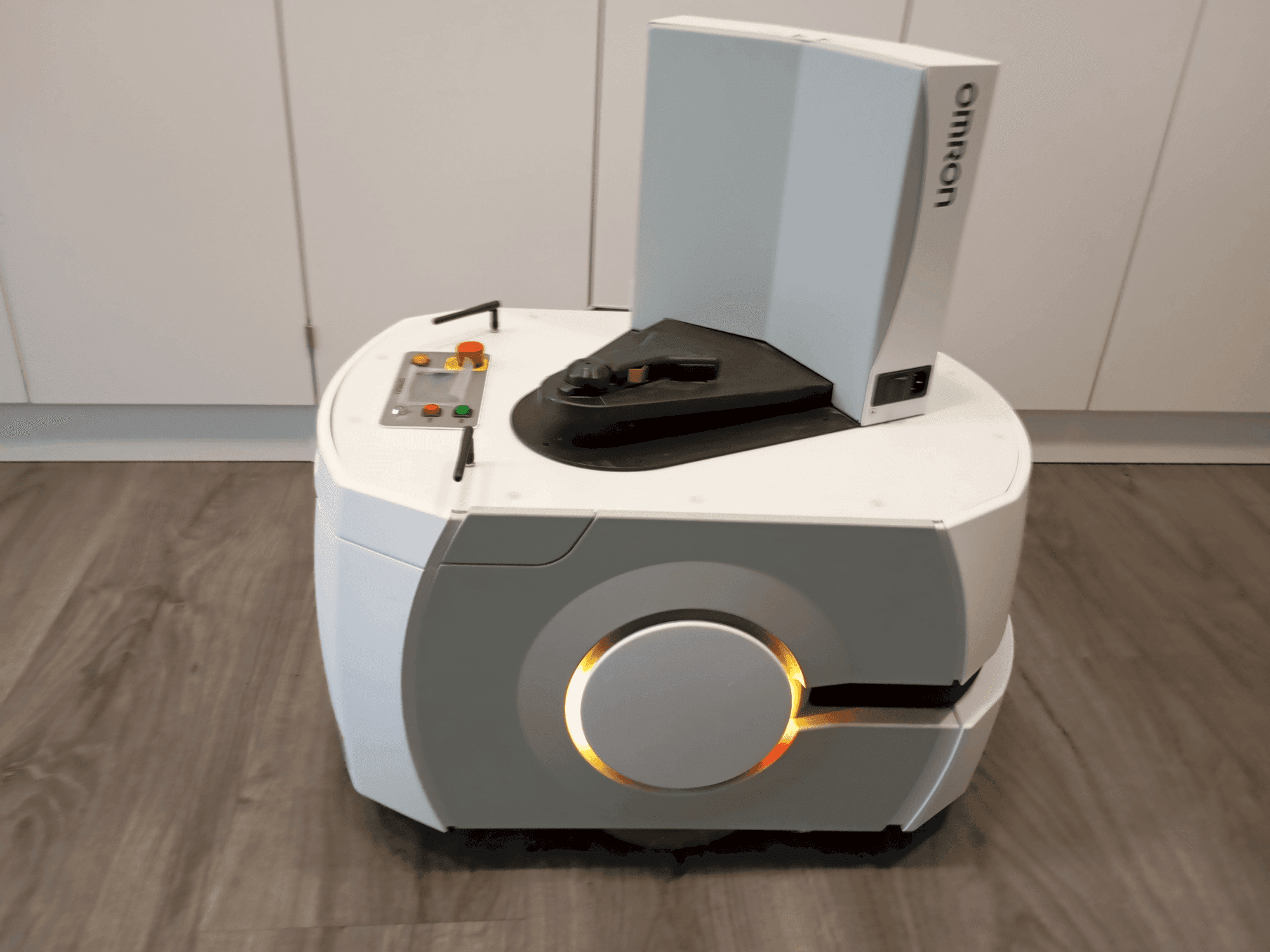 Вид станка OMRON LD90 спереди