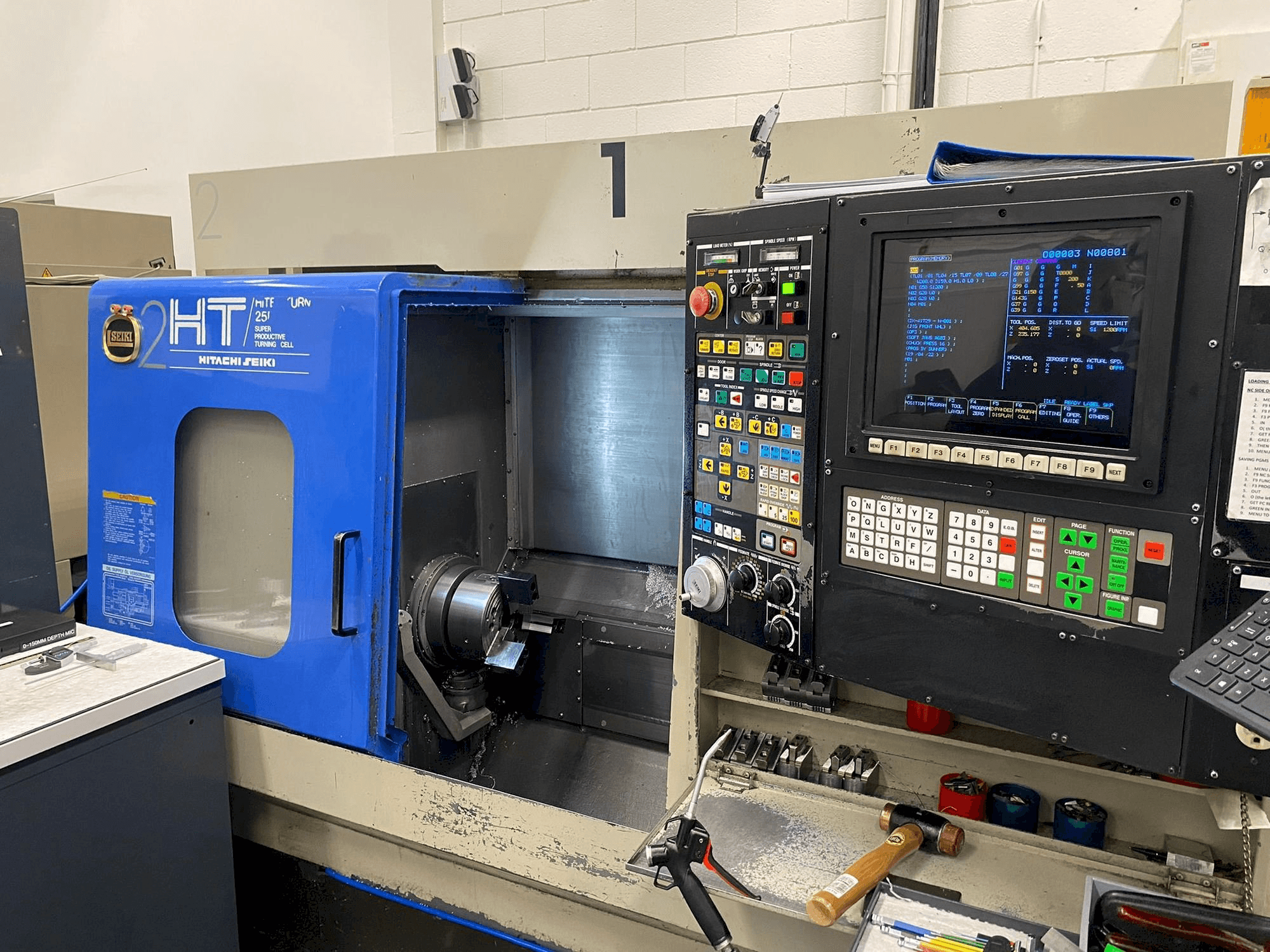 Вид станка HITACHI SEIKI Hi Tech 25R спереди