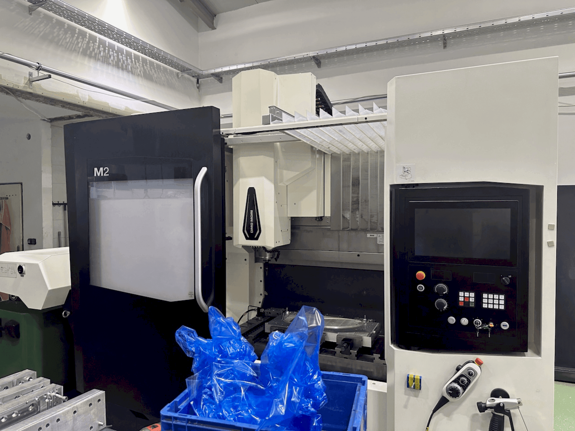 Вид станка DMG MORI M2 Pro спереди