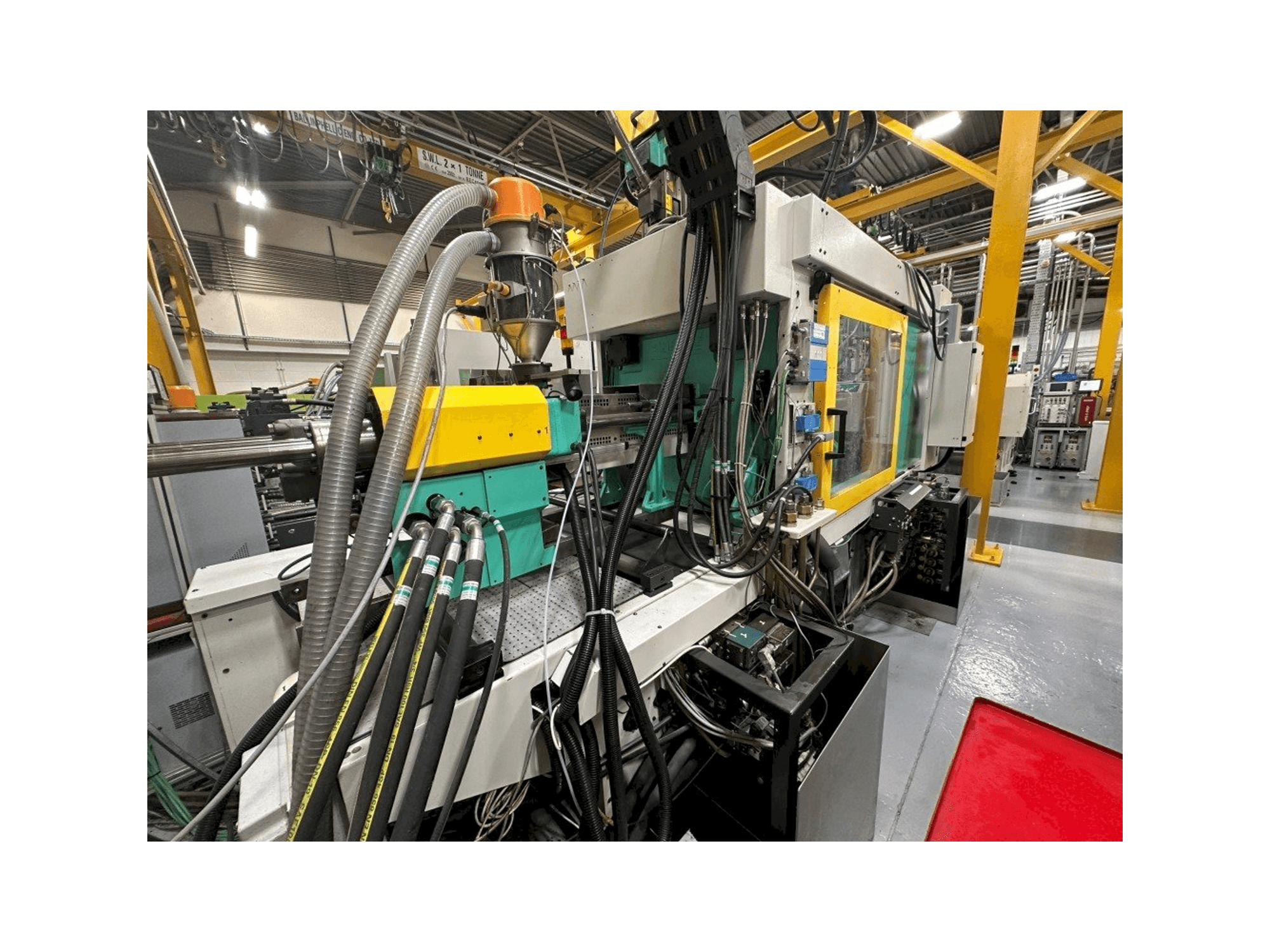 Вид станка с Arburg Allrounder 570C 2000 -350/150 правой стороны