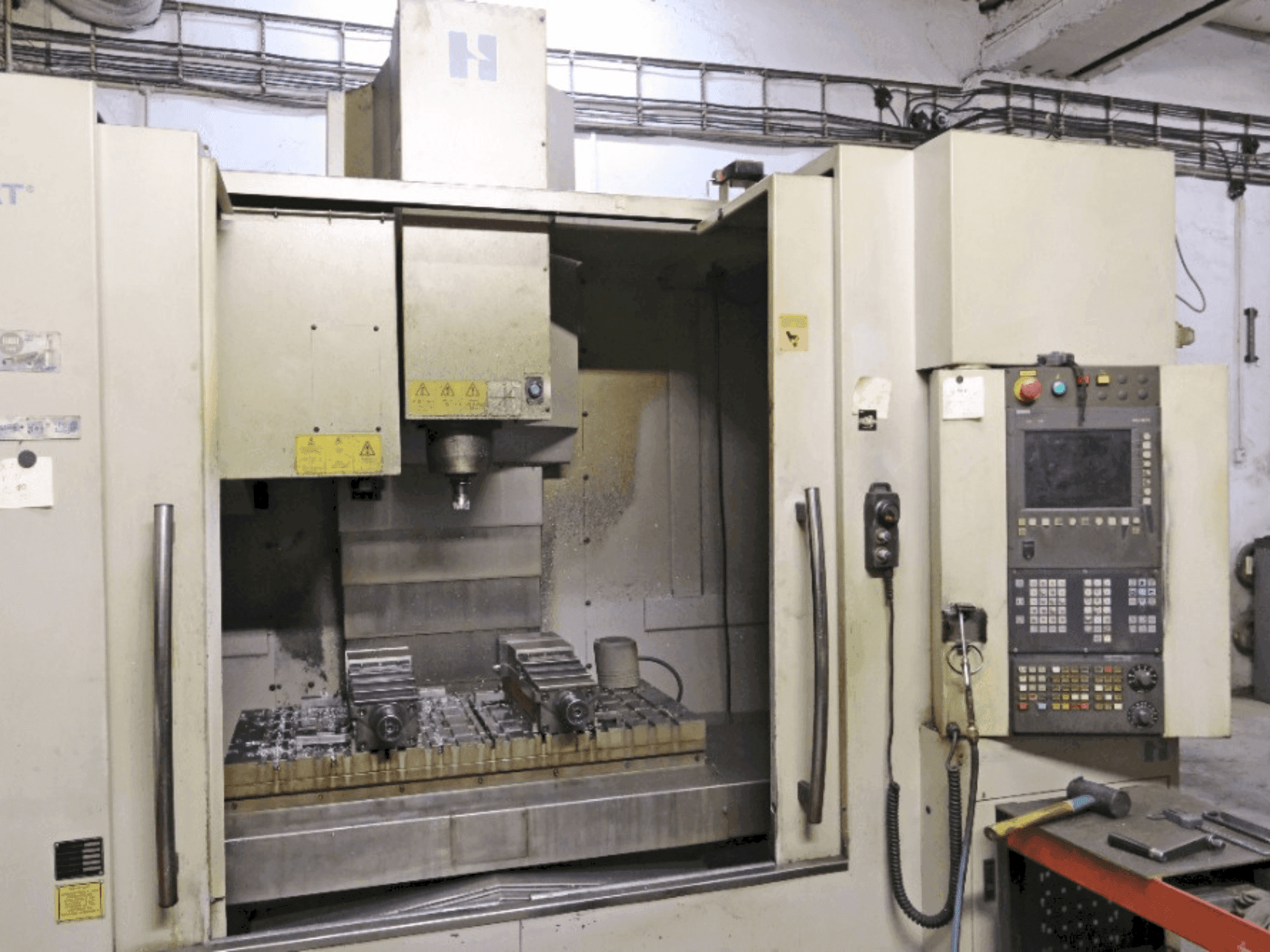 Вид станка HARDINGE Bridgeport VMC 1000 спереди