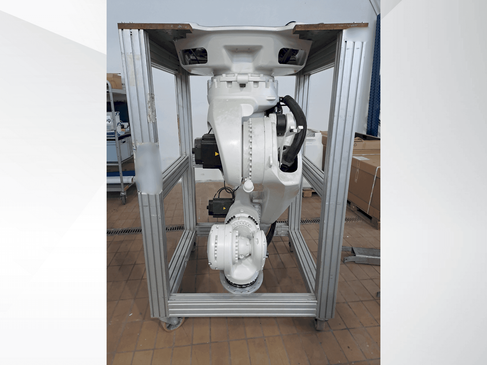 Вид станка KUKA KR270 R2700 C ultra MED (2015) спереди