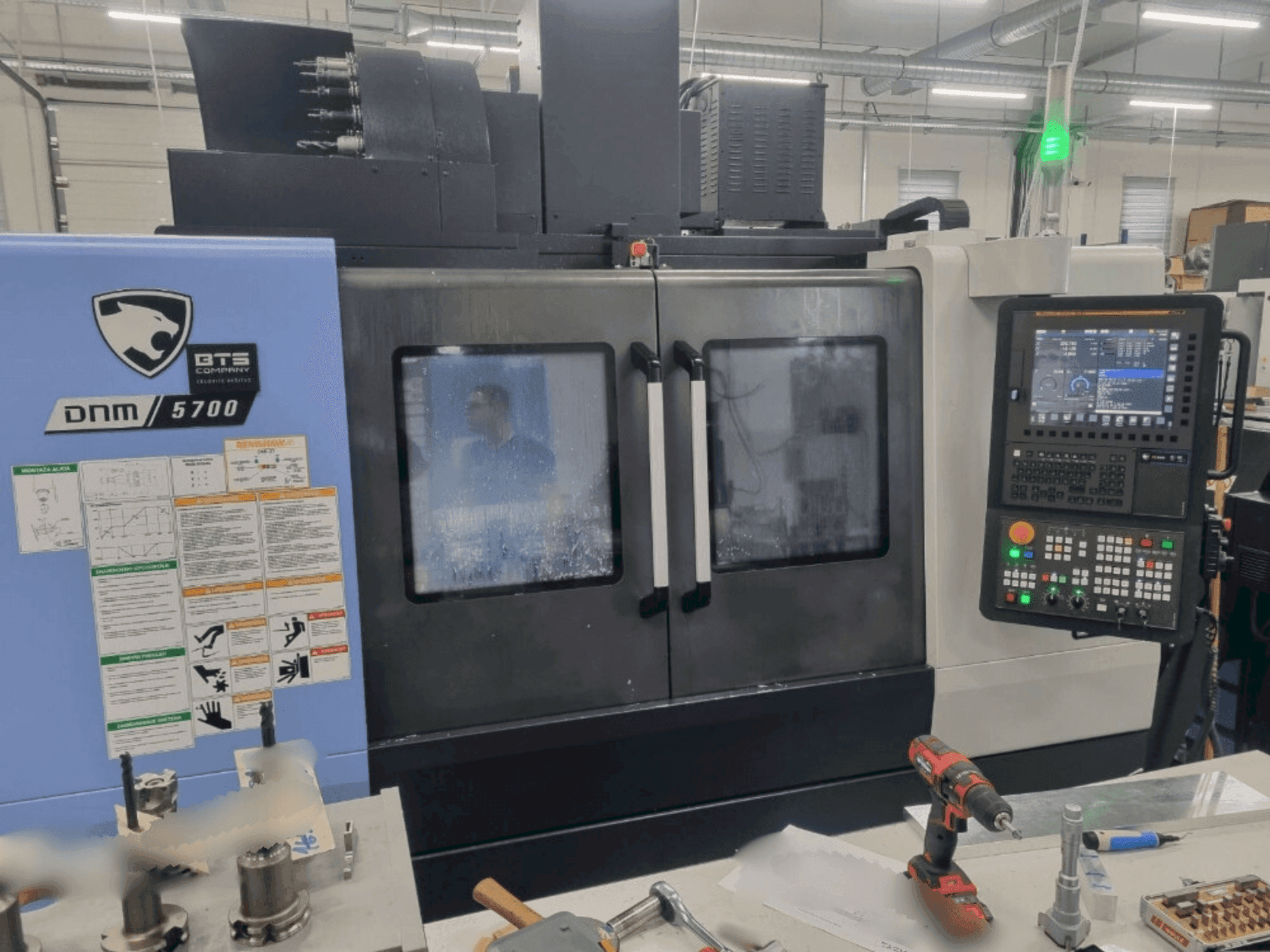 Вид станка DN SOLUTIONS DNM 5700 спереди