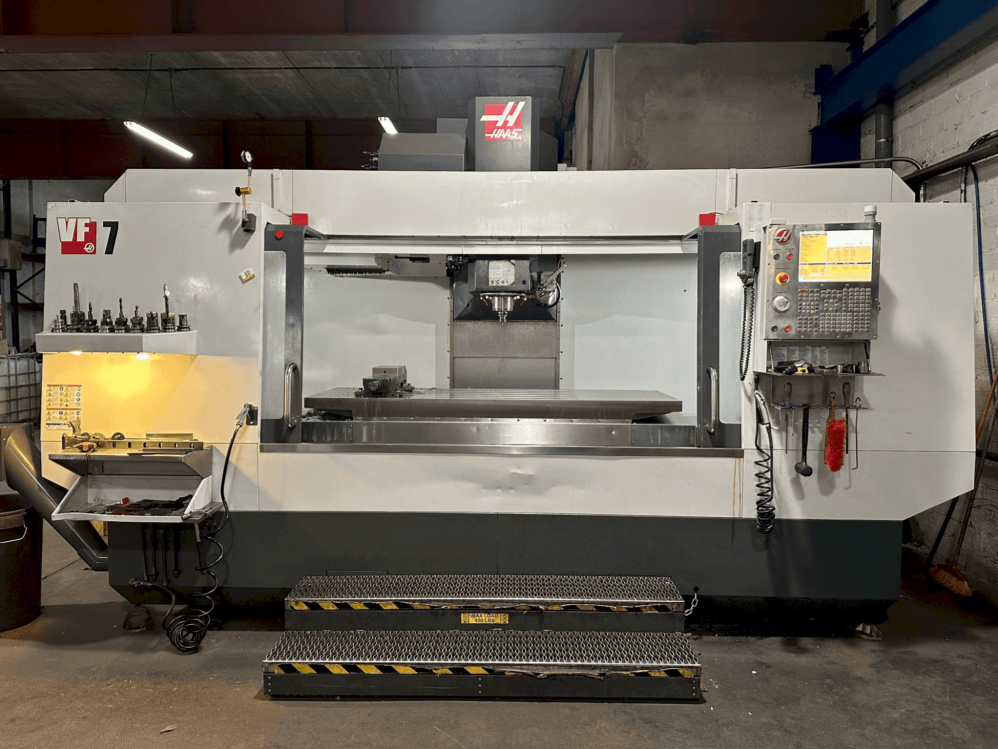 Вид станка HAAS VF-7/40 спереди
