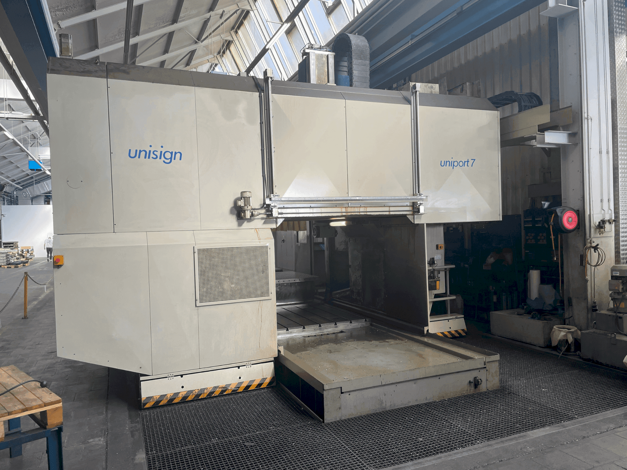 Вид станка Unisign UNIPORT 7 спереди