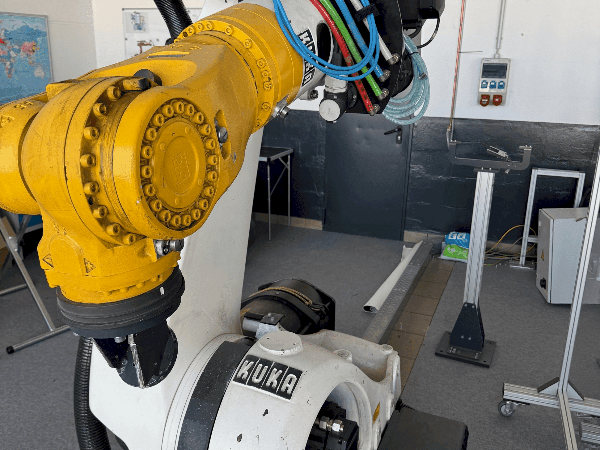 Вид станка KUKA KR210 2000-2 спереди