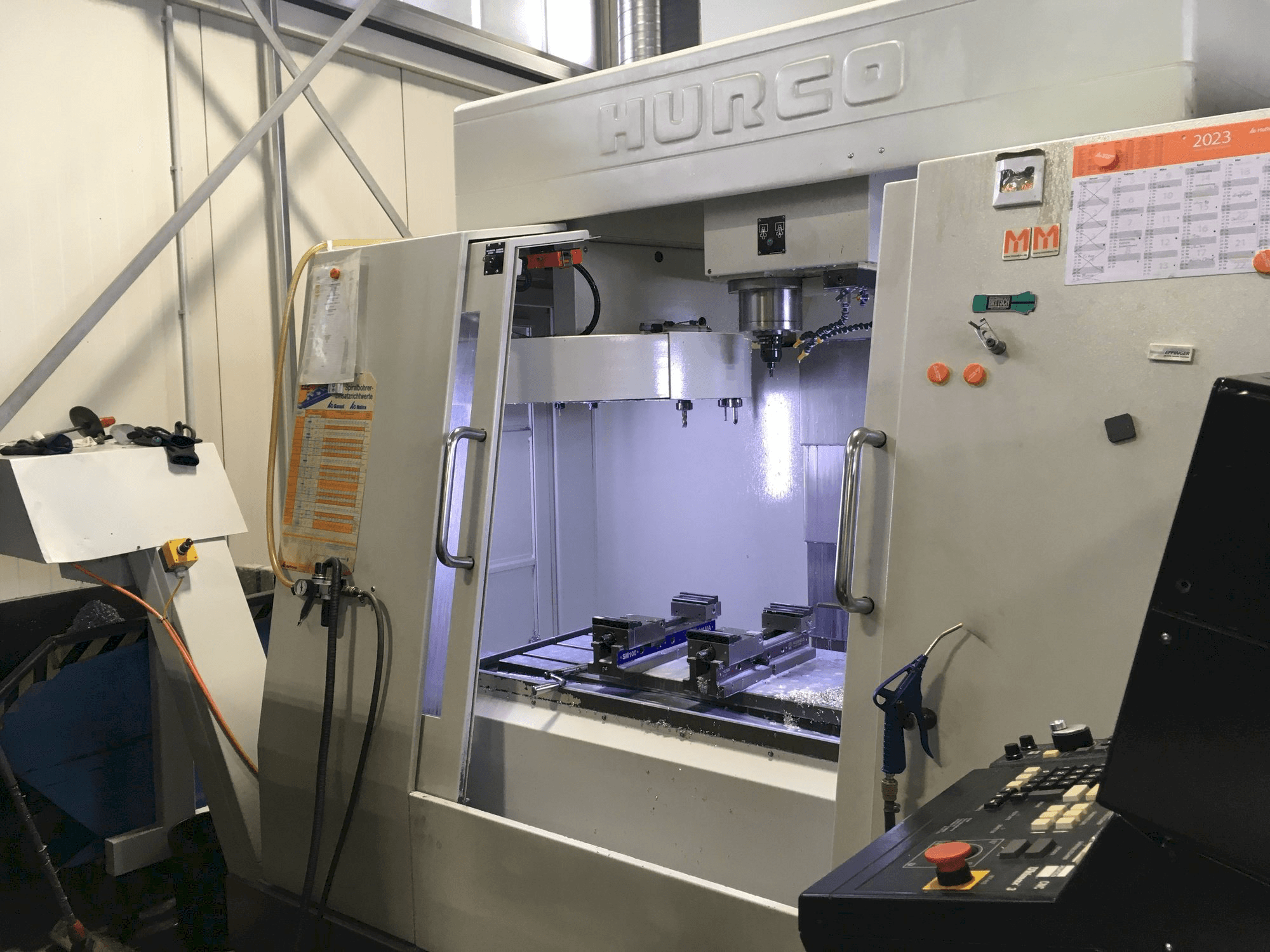 Вид станка Hurco BAC 30 HTM спереди