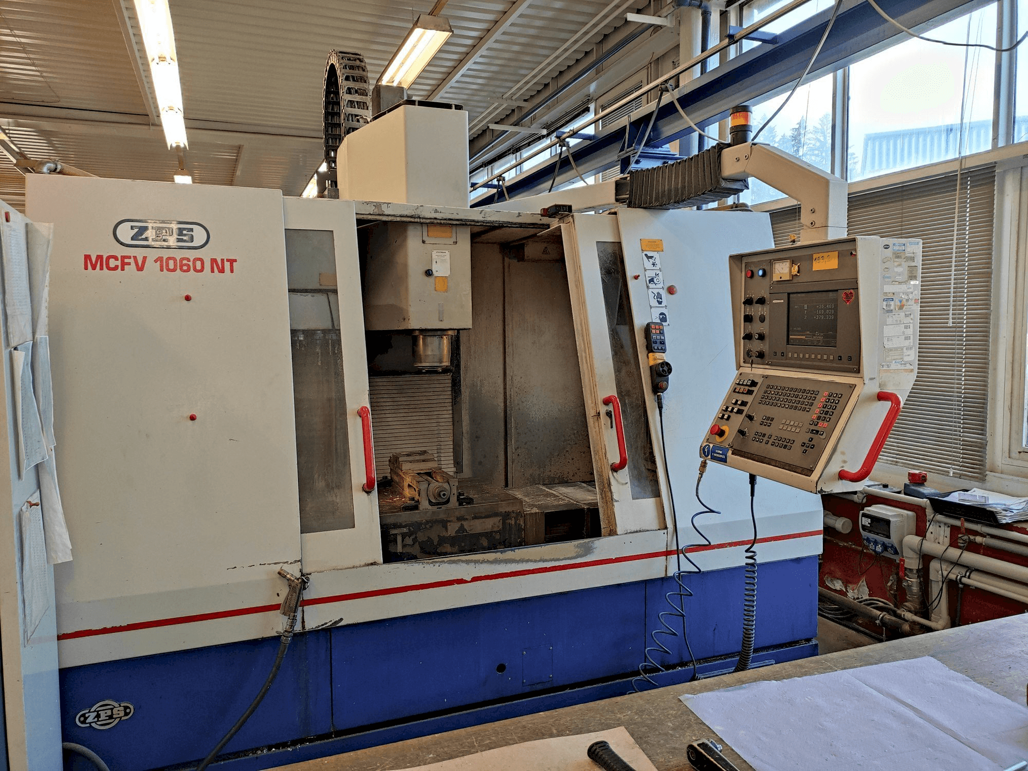 Вид станка ZPS MCFV 1060 NT спереди