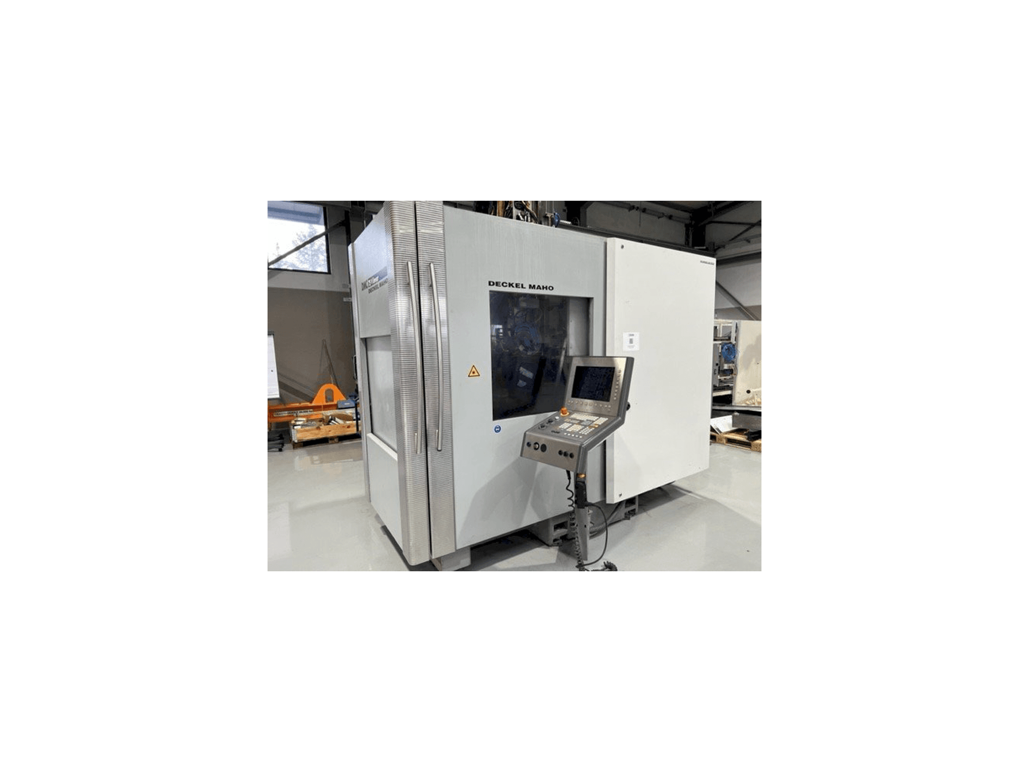 Вид станка DECKEL MAHO DMC 75 V linear спереди