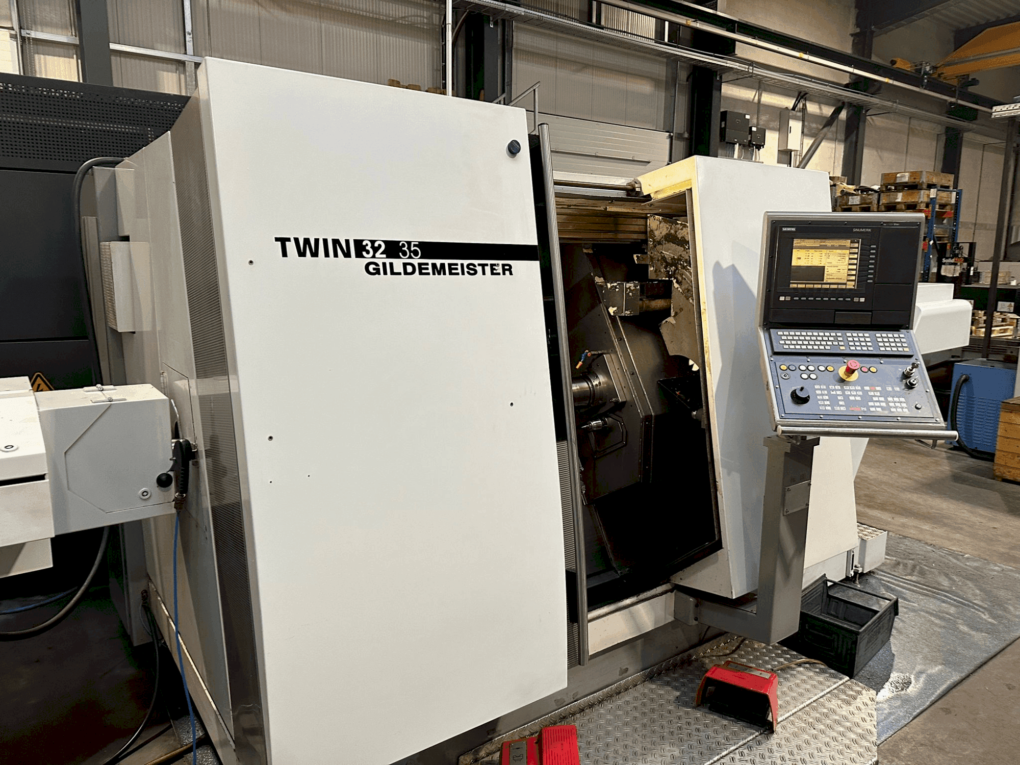 Вид станка Gildemeister TWIN 32 спереди