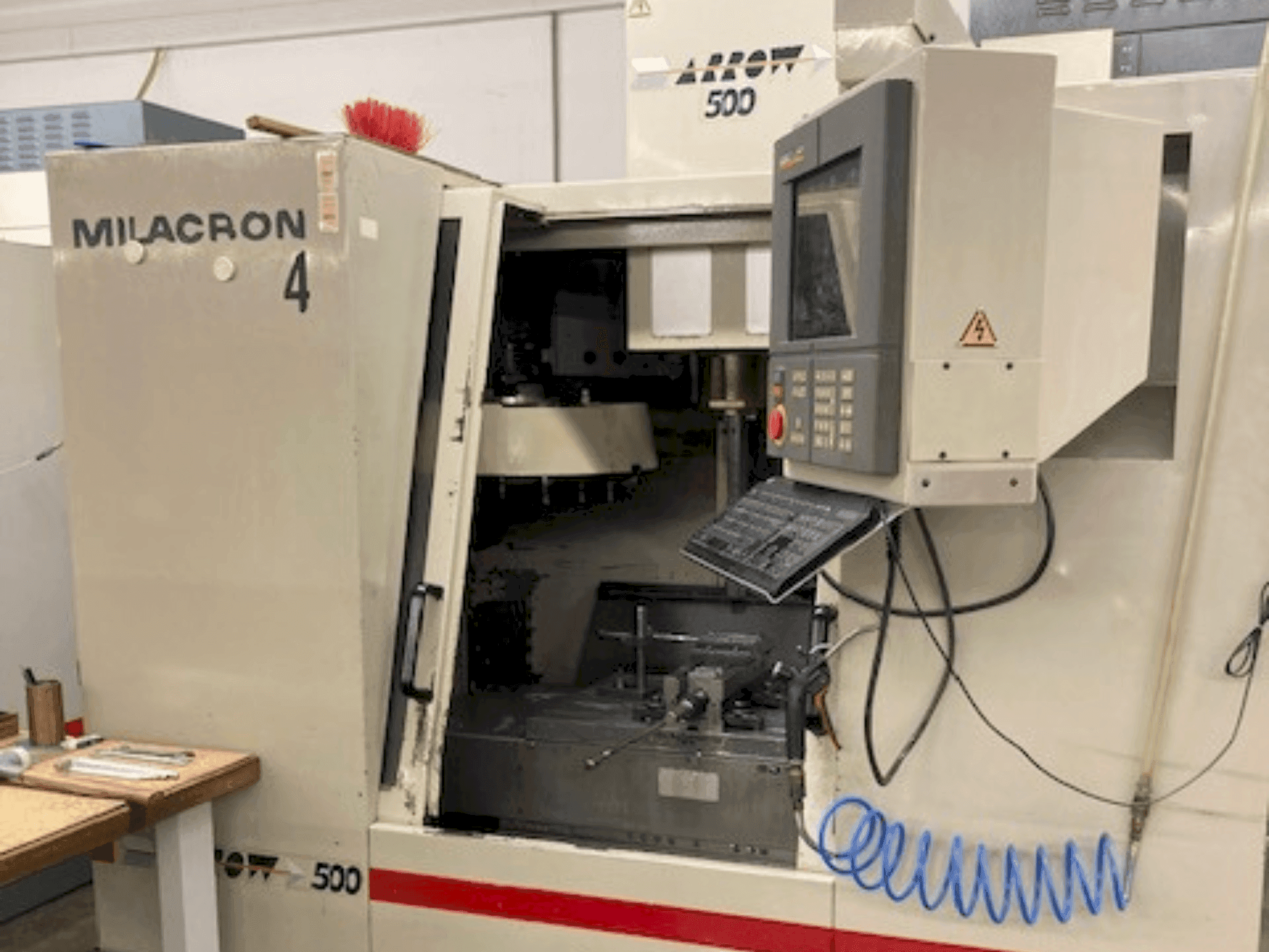 Вид станка Cincinnati Milacron Arrow 500 спереди
