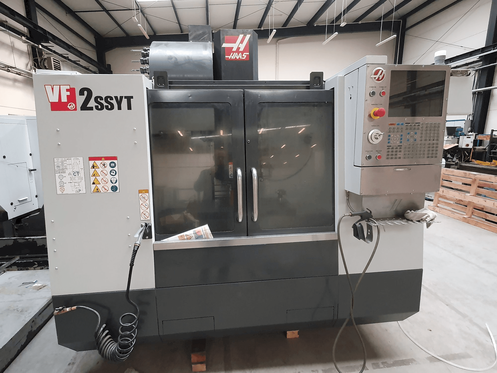 Вид станка HAAS VF-2SSYT спереди