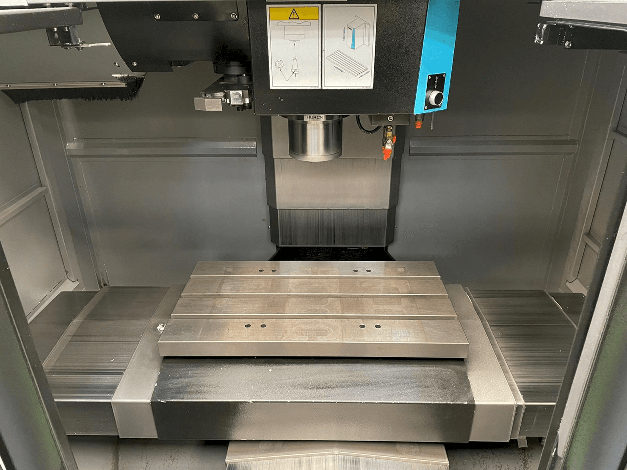 Вид станка Hurco VM 10i спереди