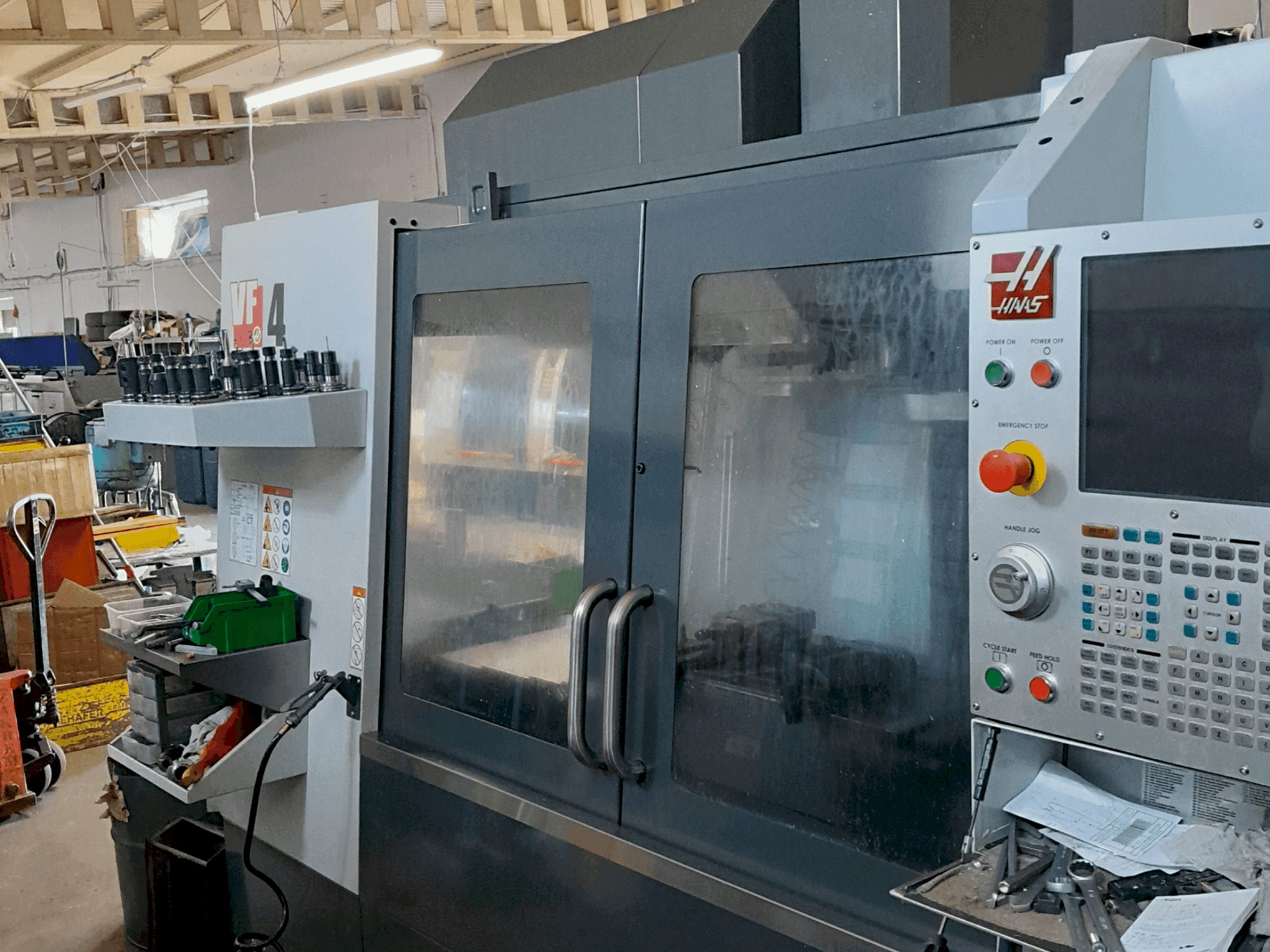 Вид станка HAAS VF-4 спереди