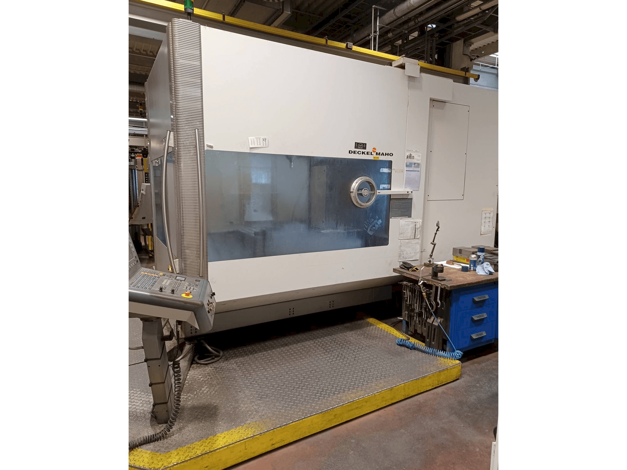Вид станка DECKEL MAHO DMU 125 T hi-dyn спереди
