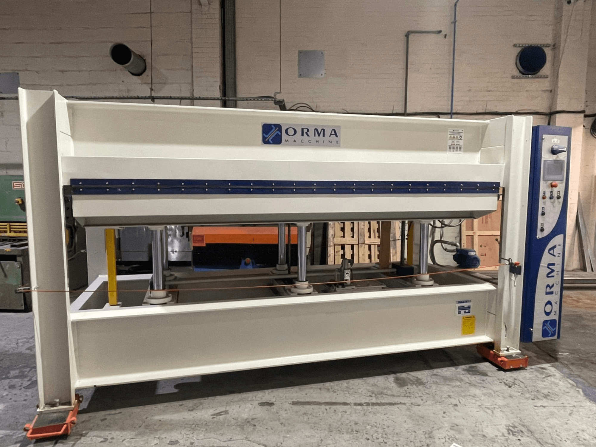 Гидравлический пресс Orma Macchine спереди, четыре вертикальные опоры и панель управления с правой стороны.