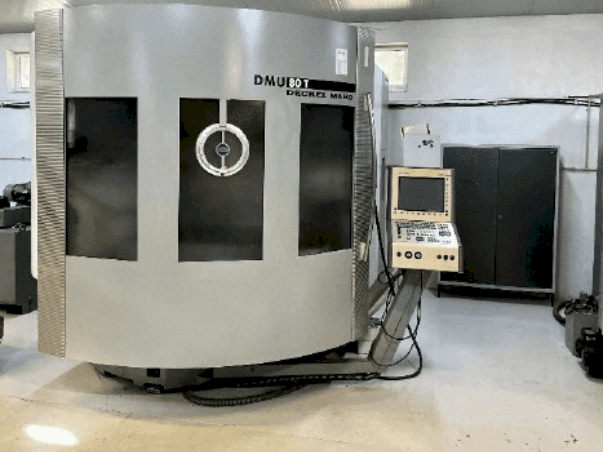 Вид станка DMG DECKEL MAHO DMU 80T спереди