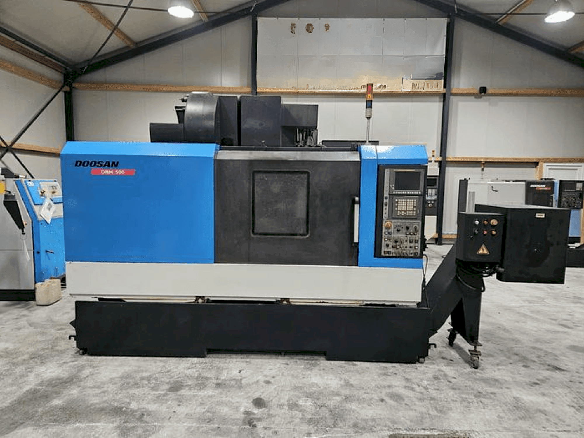 Вид станка DOOSAN DNM 500 спереди