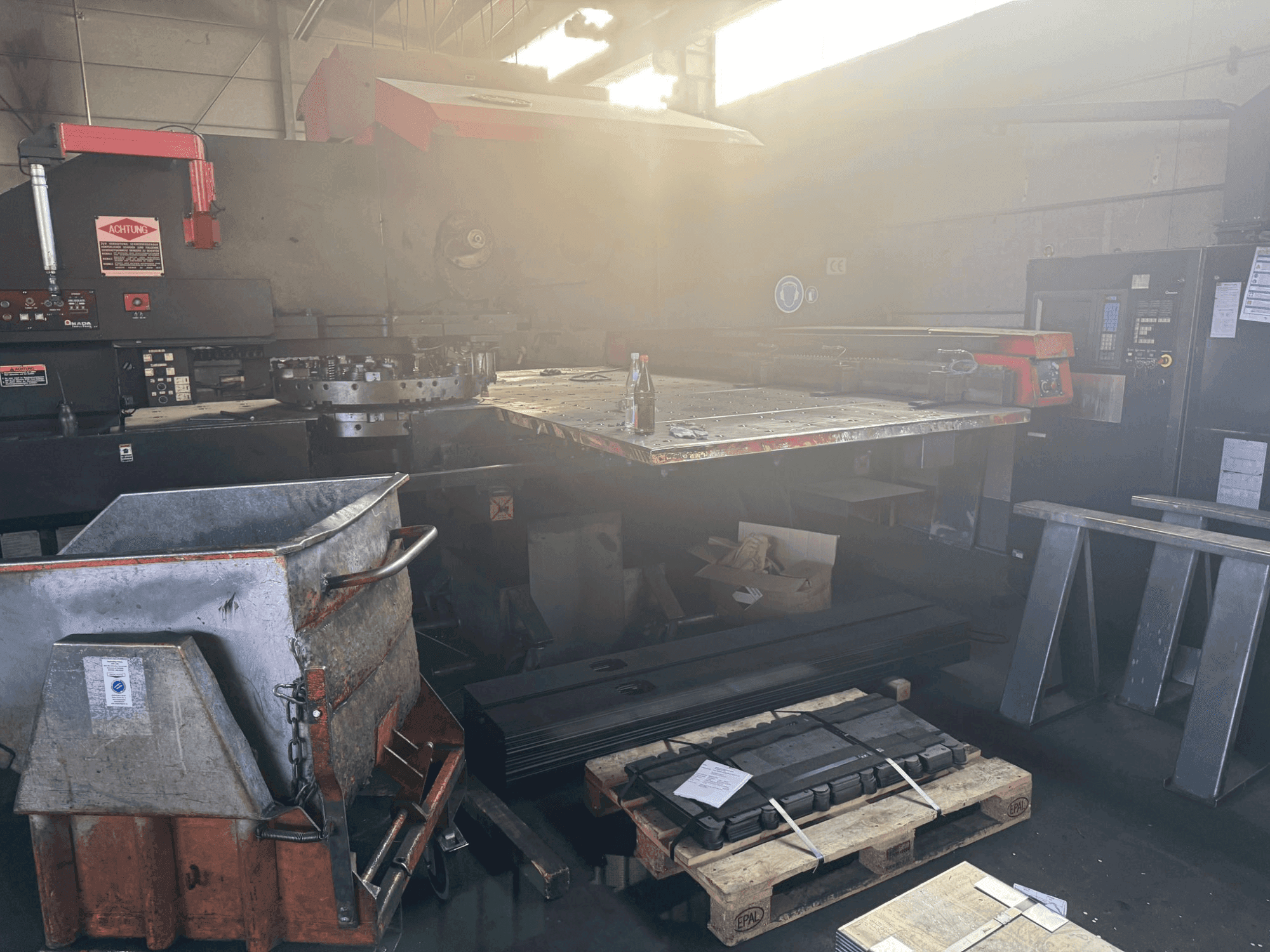 Вид станка AMADA PEGA 306072 2000MM спереди