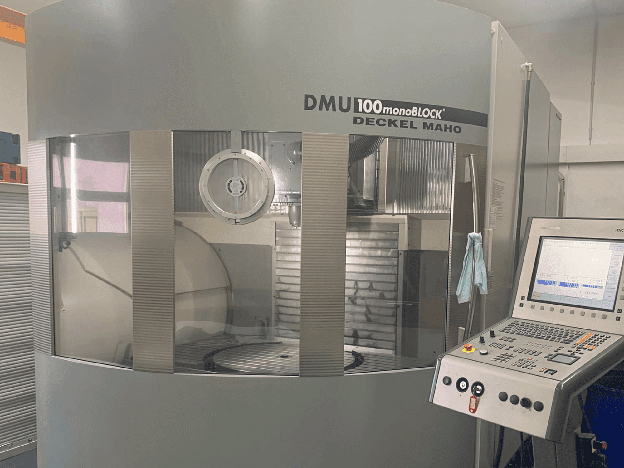 Вид станка DMG DECKEL MAHO 100T Monoblock спереди
