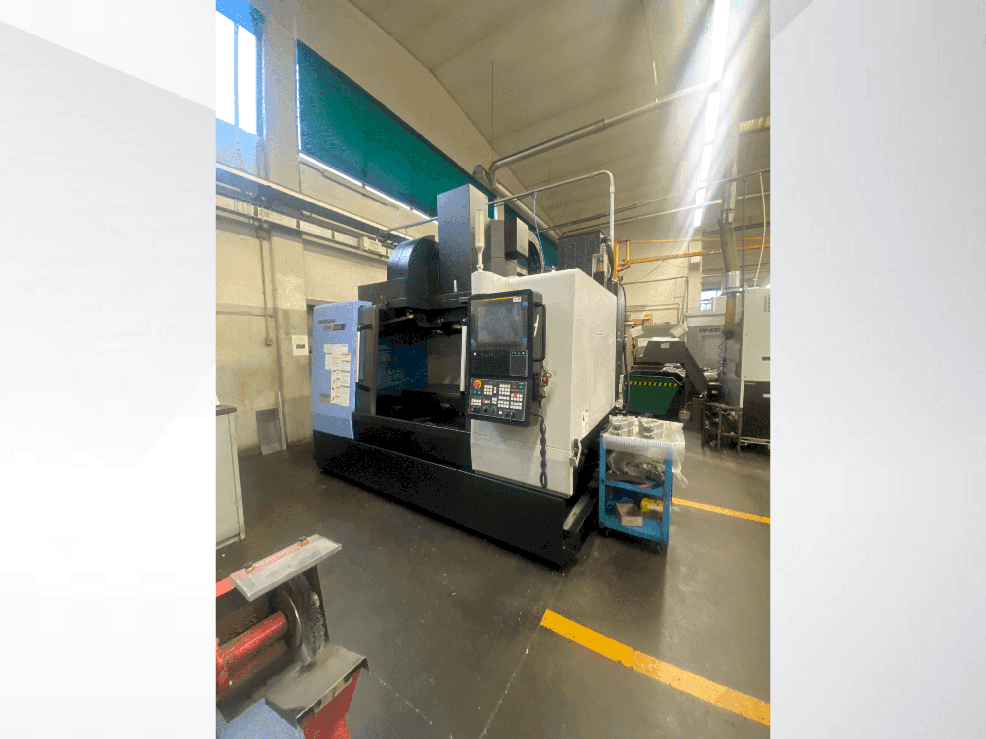 Вид станка DOOSAN DNM 5700 спереди