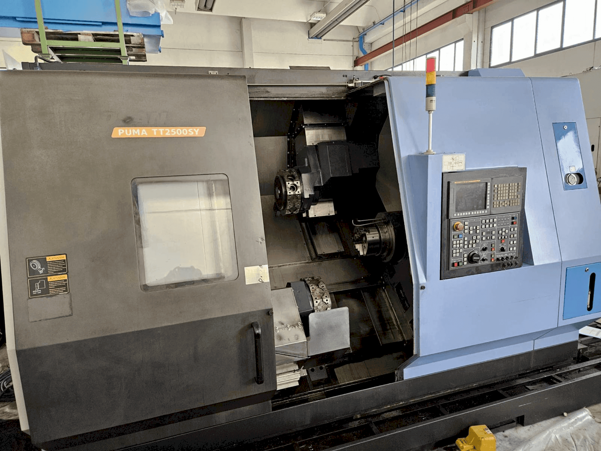 Вид станка DOOSAN TT2500SY спереди